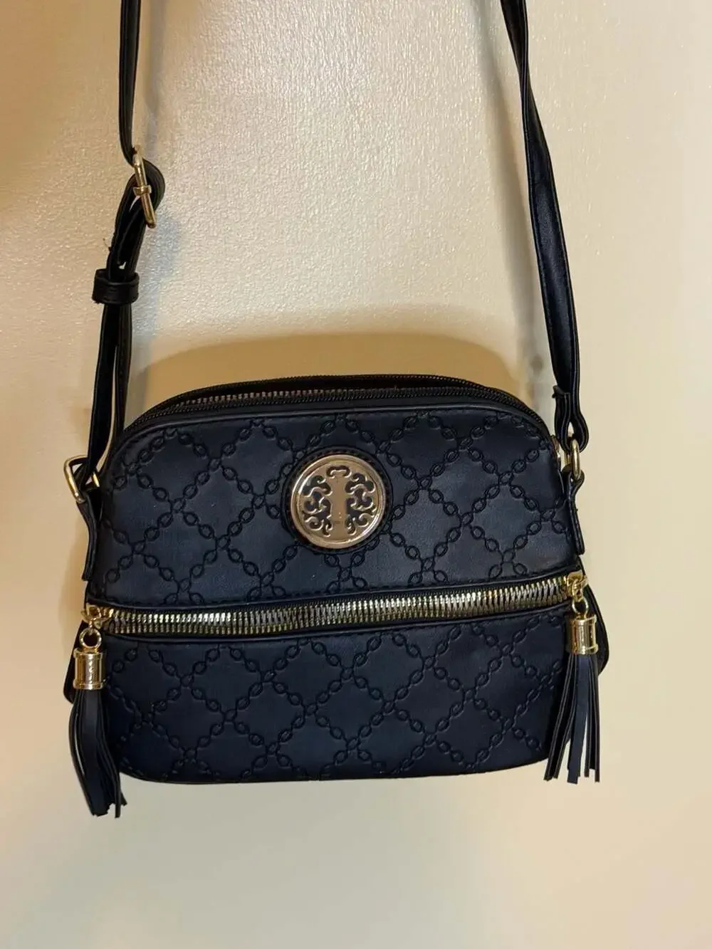 Women’s Black Crossbody Handbag Quilted Faux Leather Gold Zipper Purse